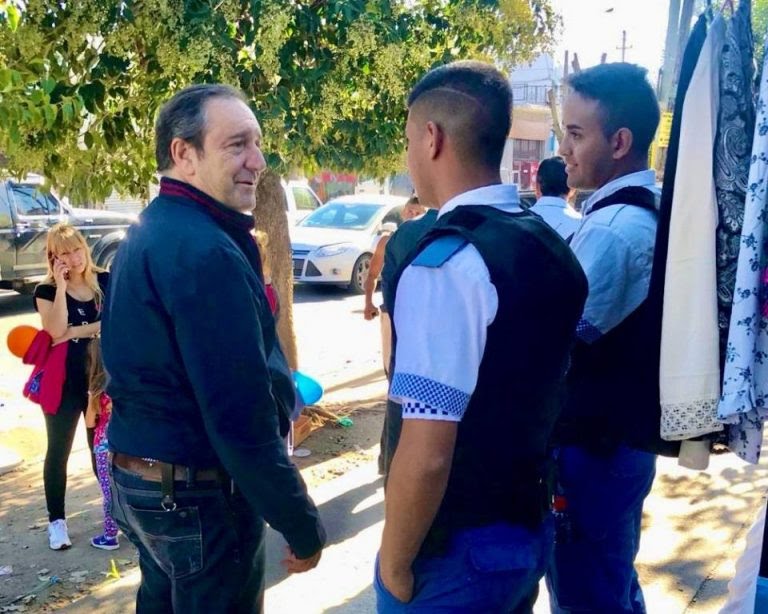 saredi-con-policias-768x614-1