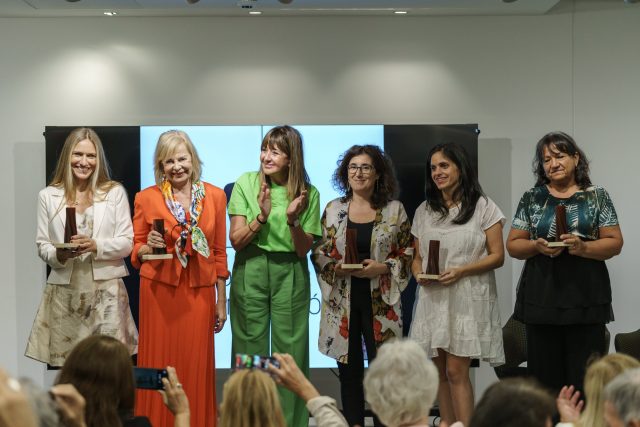 Las ganadoraas del premio Mujeres por Más junto a Fabiana Ricagno