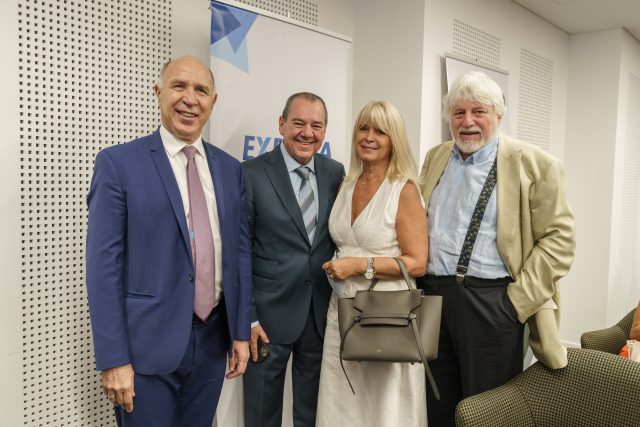 Ricardo Lorenzetti, Mario Montoto junto a su esposa y Adrián Werthein en la entrega de los reconocimientos Mujeres por Más