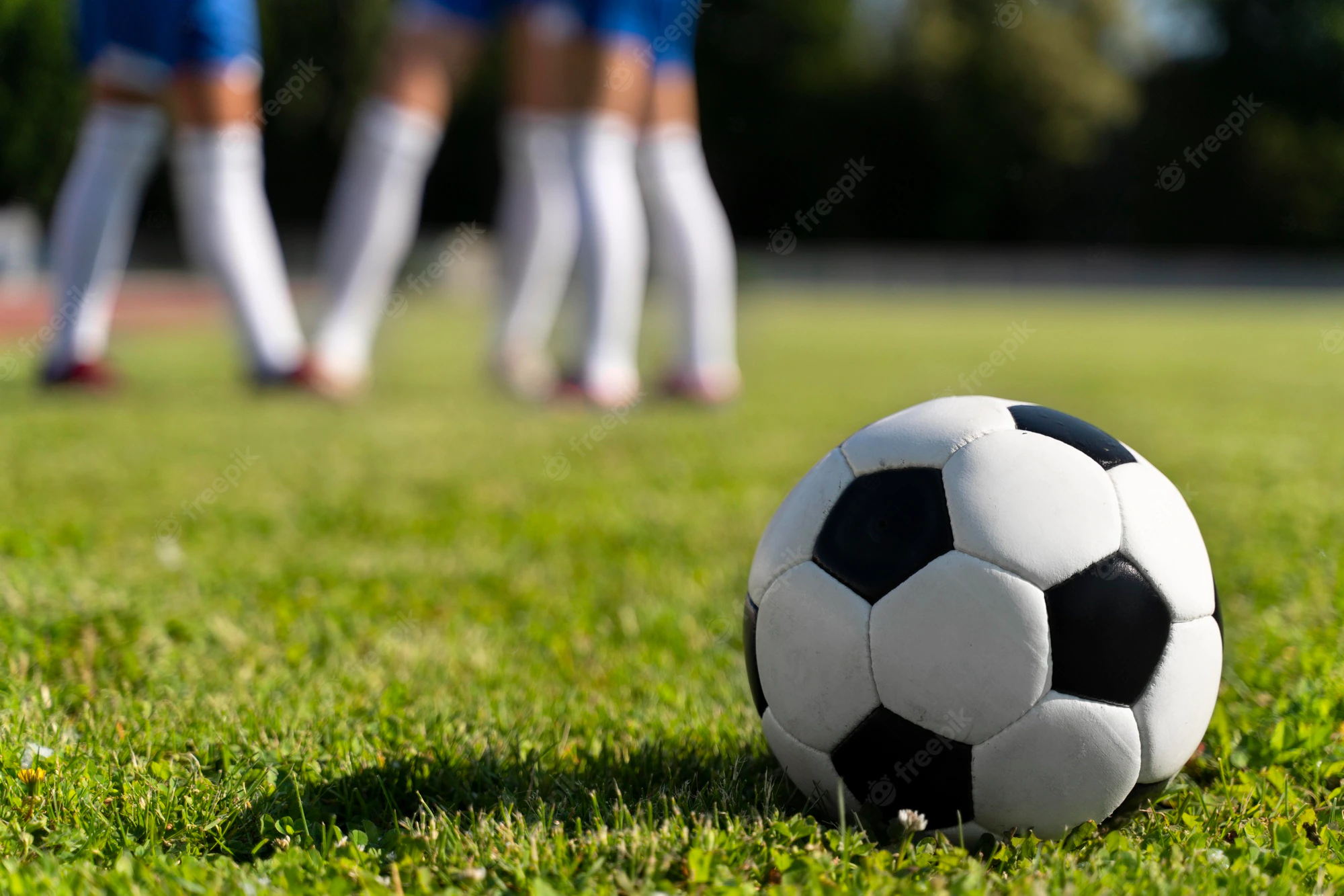 mujeres-jugando-equipo-futbol_23-2149044675