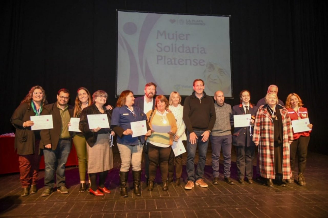 mujer solidaria