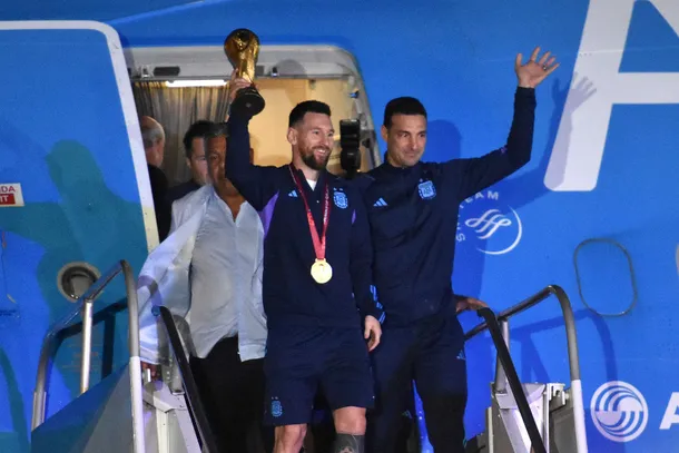lionel-messi-lionel-scaloni-avion