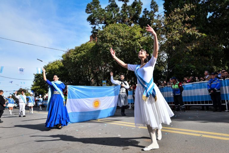 desfile-25-mayo-escobar-festejo-768x512
